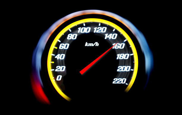 高速的汽车速度计和运动模糊。图片下载