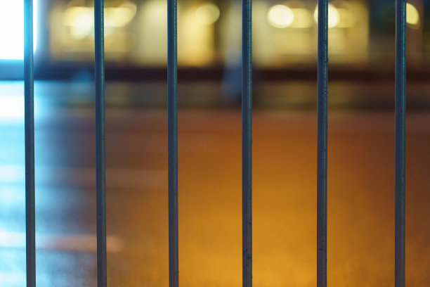 夜间潮湿路面的纹理。城市的灯光图片下载