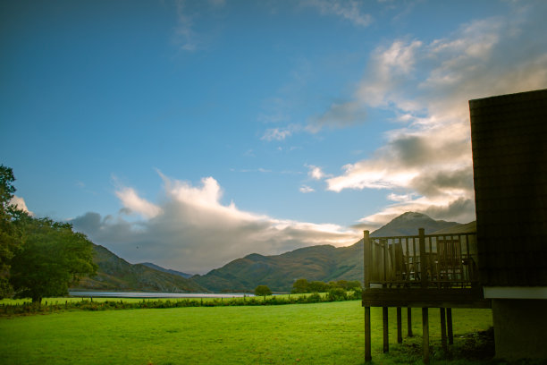 在苏格兰高地湖边露营小屋图片下载