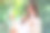 一位美丽的亚洲女子在家里用手机进行视频通话时挥手示意图片下载