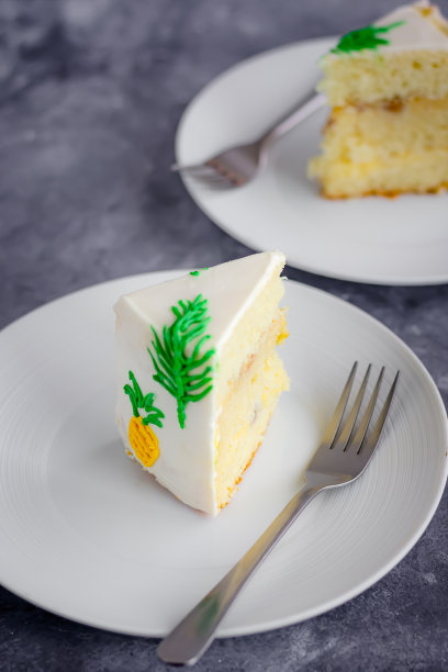 用叉子在盘子上切蛋糕，特写垂直照片图片下载