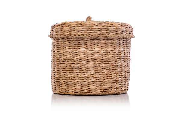柳条篮子被孤立在白色的背景上。图片下载