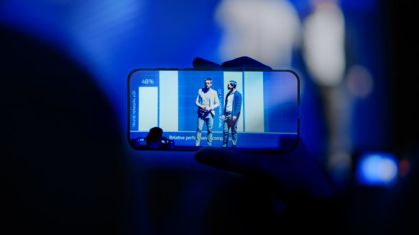 观众用智能手机记录商务会议上两位演讲者的讲话。公众用手机拍摄两位明星直播视频。图片下载