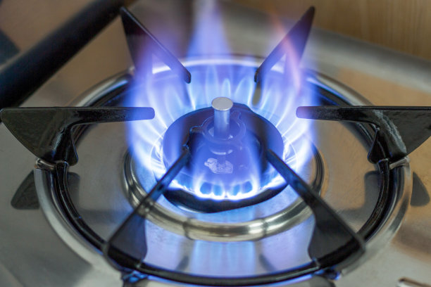 蓝色火焰上的气体鞭，特写，侧面的观点图片下载