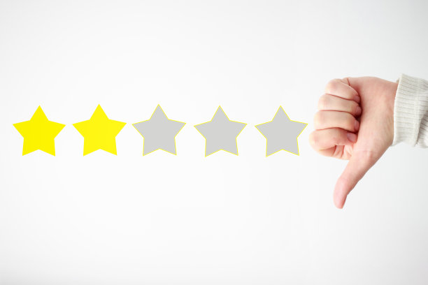 女人的手握着拇指向下和星星，一个概念排名低图片下载