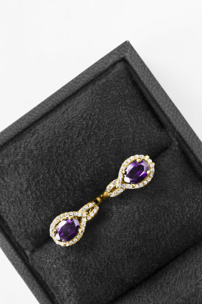 盒子里的耳环图片下载