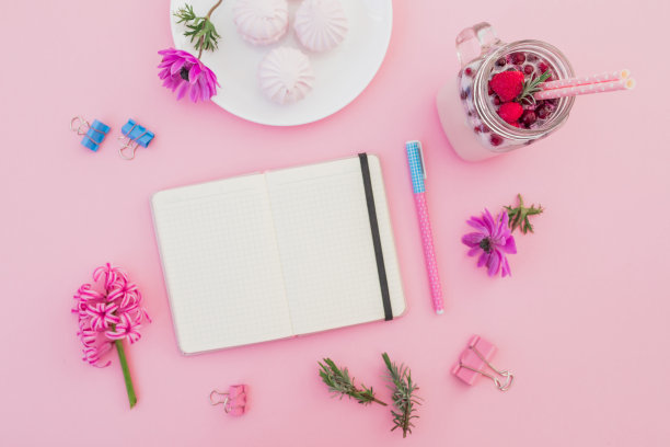 可口的冰沙与吸管，棉花糖，日记，钢笔和粉红色的花在粉红色。平的。俯视图图片下载