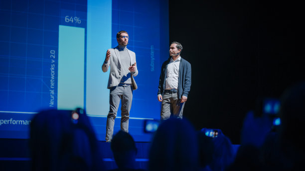 阶段:初创公司CEO兼硬件工程师介绍新产品。讲座主题为商业、科学、技术、创业、健康、生态、发展、领导力和所有数字事物图片下载