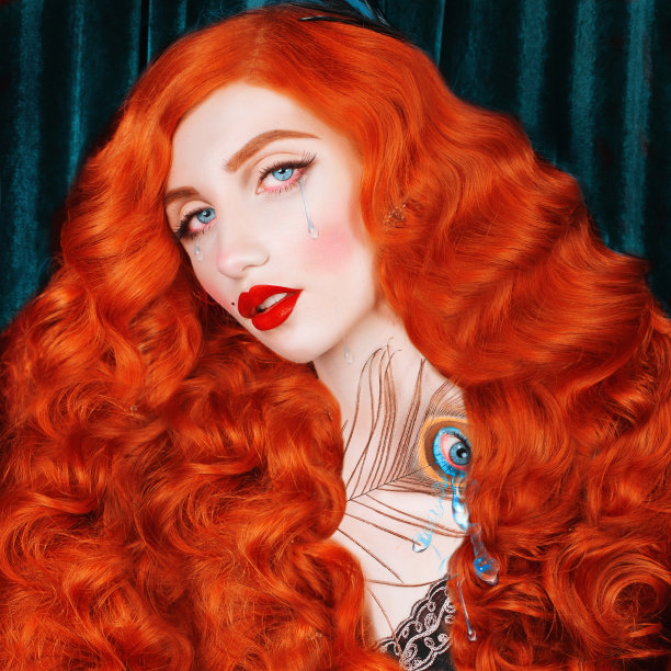 眼泪从眼睛里流出来。美丽的肖像。悲伤的女人，红唇。黑色背景下的红发模特不高兴。蓝泪在脸上。文艺复兴时期黑暗背景下的悲伤模型。红色的长发。感到疼痛图片下载