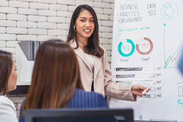 特写亚洲商业女性演讲者向同事观众解释会议时，在创意办公室，私人教育和研讨会，合作伙伴和同事，专业商业人士的概念图片下载