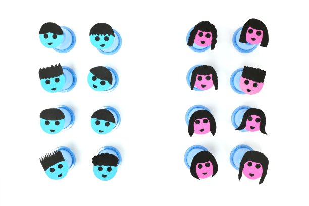 性别平等cconcept。可爱的蓝色男性和粉色女性角色俯视图。图片下载