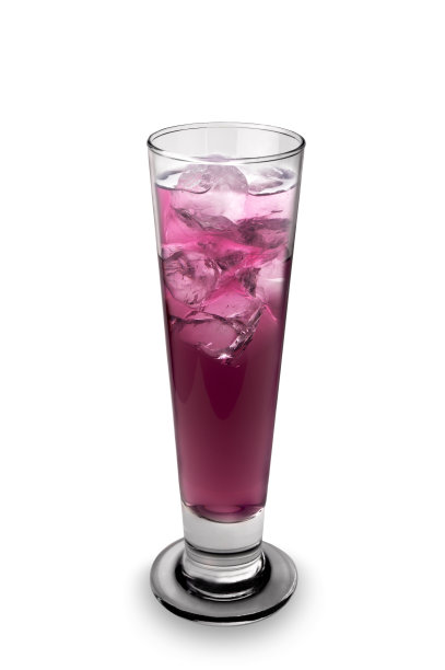 玻璃杯中的红色甜水，红色的果汁，红色的花蜜止渴，水是红色和糖的混合物，喝了提神，白色的背景图片下载