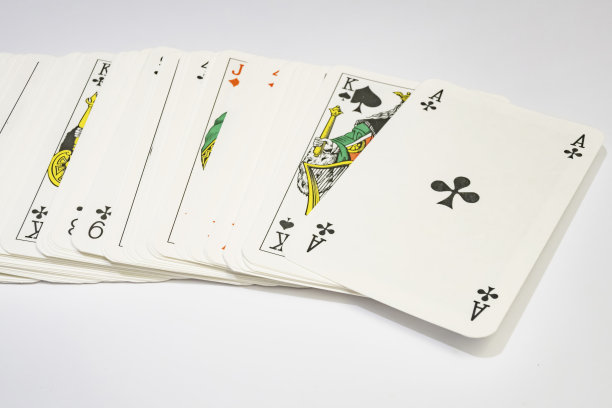 近距离纸牌上的白色背景图片下载