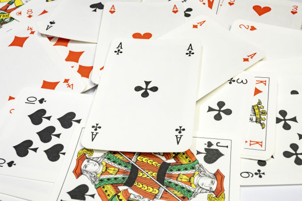 近距离纸牌上的白色背景图片下载