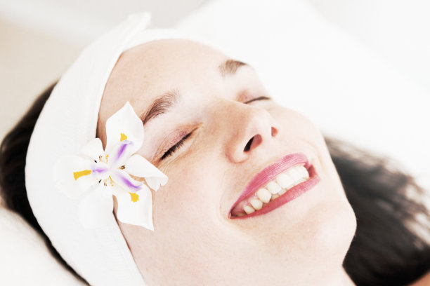 美丽的女人愉快地躺在美容院在纵容图片下载