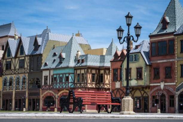 越南富国岛，蓝色天空背景下的路灯图片下载