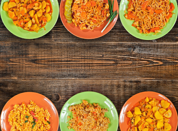 杂粮多种谷物的混合物将不同种类的菜肴组合在一个盘子里。设计布局。在破旧的旧木板上的盘子。几张照片的拼贴画。所有菜单在一张图片。模型。空间的文本。图片下载