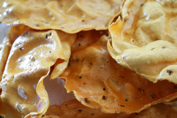 在印度新德里餐厅用餐，不同的土豆/大米Ida 's dale papadums /扁豆papadums和sabudana木薯开胃菜和蘸酸辣酱的照片图片下载