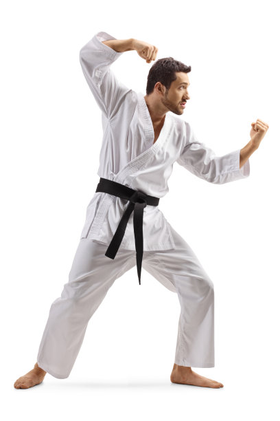 穿着和服的男子在练习武术运动图片下载