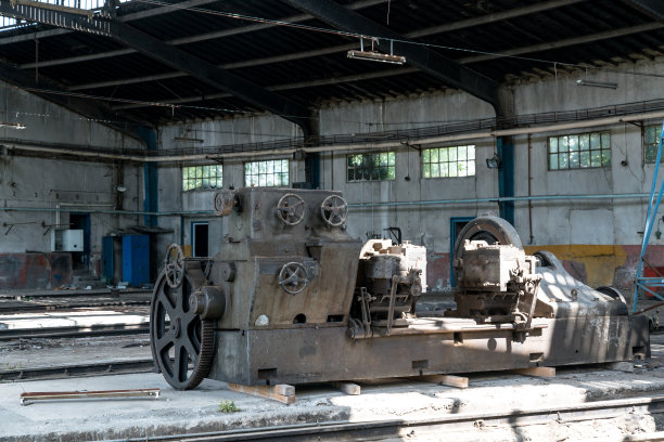 旧火车在车库里修理图片下载