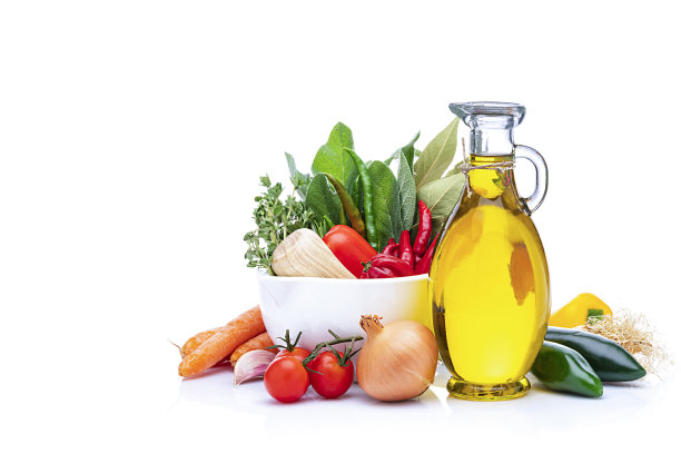 健康新鲜的彩色蔬菜和橄榄油瓶隔离在白色背景。图片下载
