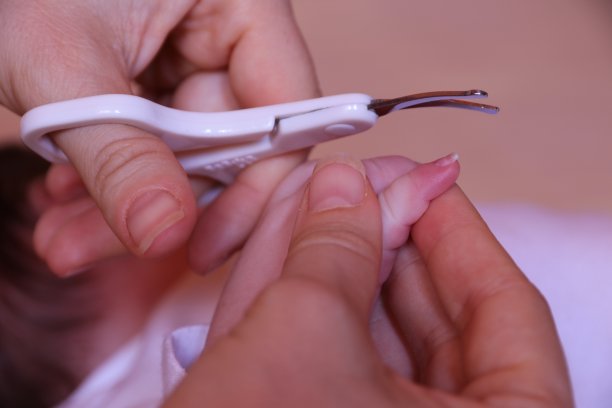 妈妈给宝宝剪指甲图片下载