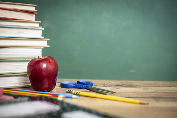 课本，红苹果，木制课桌，黑板，铅笔。图片下载
