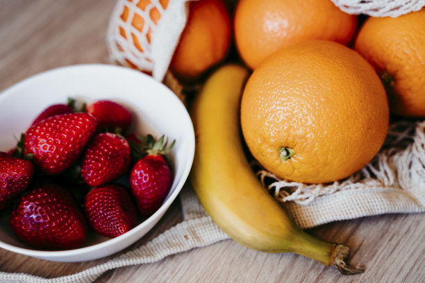 “零浪费”的概念。现代购物白色纺织袋水果。前视图。图片下载