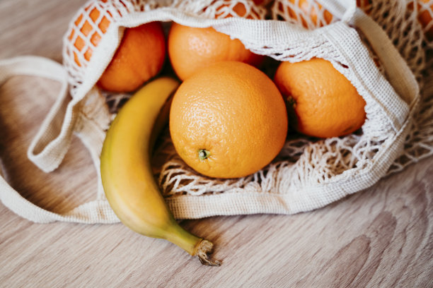 “零浪费”的概念。现代购物白色纺织袋水果。前视图。图片下载