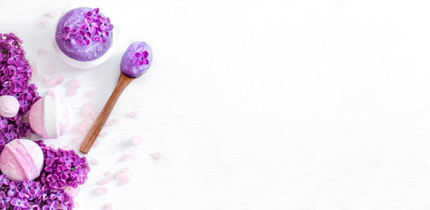 背景温泉组成的身体护理在一个轻木制的背景与丁香花。图片下载