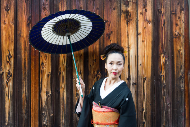 亚洲妇女与浴方行走在京都，日本图片下载