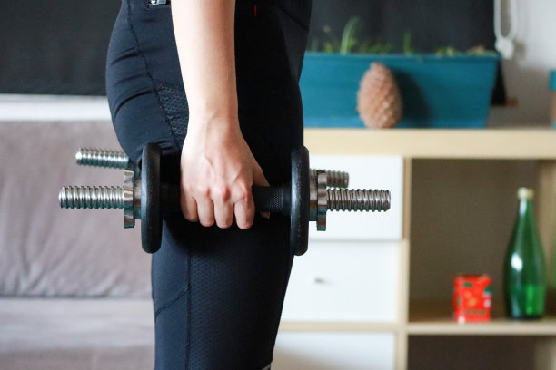 一名妇女在网上视频的帮助下在家锻炼图片下载