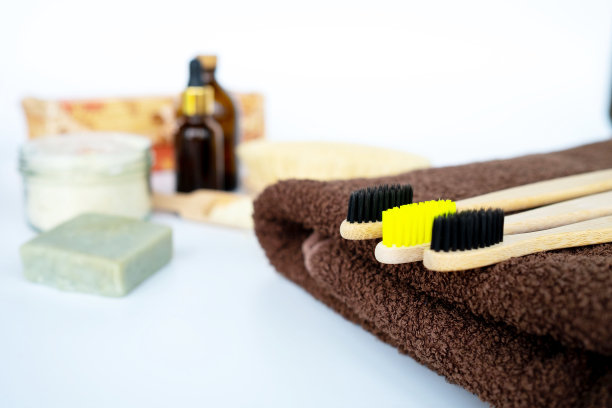 生态天然竹牙刷白色背景上的化妆品，天然肥皂，擦洗，身体刷和柔软的棕色毛巾。“零浪费”的概念。选择不含塑料的物品。有选择性的重点图片下载