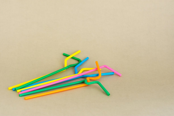 灰色背景上的多色塑料管图片下载