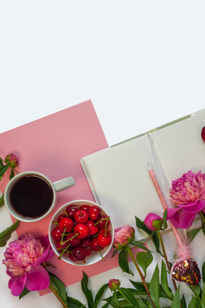 白色背景上的咖啡、甜樱桃和牡丹花的静物画。创意极简主义粉色平铺。图片下载
