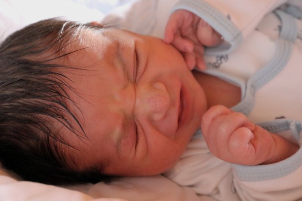 新生儿因腹痛而哭闹图片下载