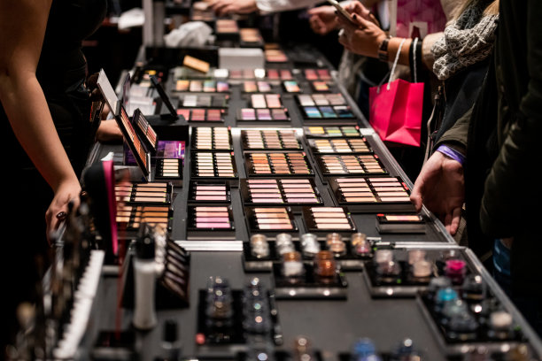 美容店展览，顾问和客户选择产品图片下载