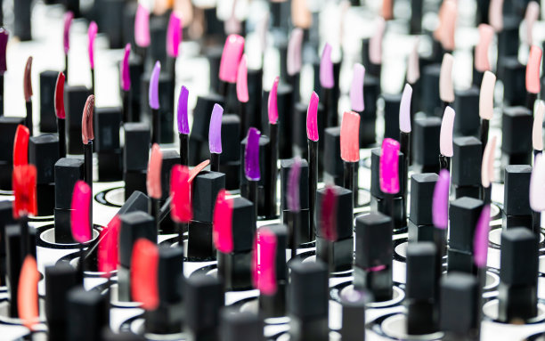 美容店桌上的指甲油样品图片下载