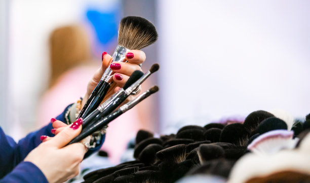 女顾客在美容店选购化妆刷图片下载