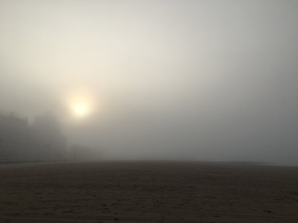 在纽约布鲁克林布莱顿海滩的夏天，雾日出。图片下载