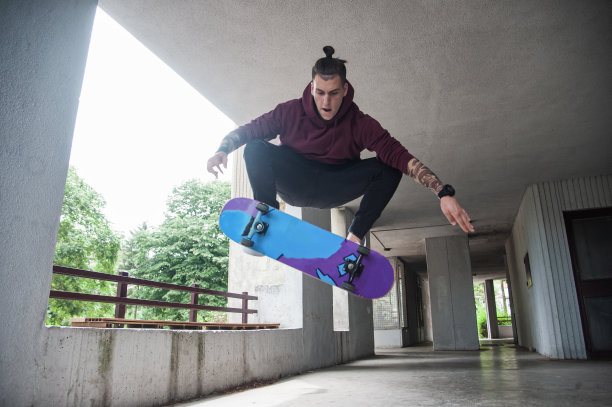 溜冰者表演特技图片下载