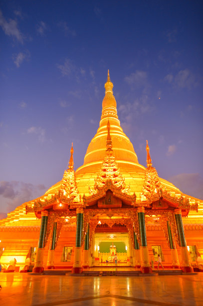 博塔顿帕亚公共金塔位于缅甸仰光，是游客和当地人在金塔市中心散步的著名旅游目的地图片下载