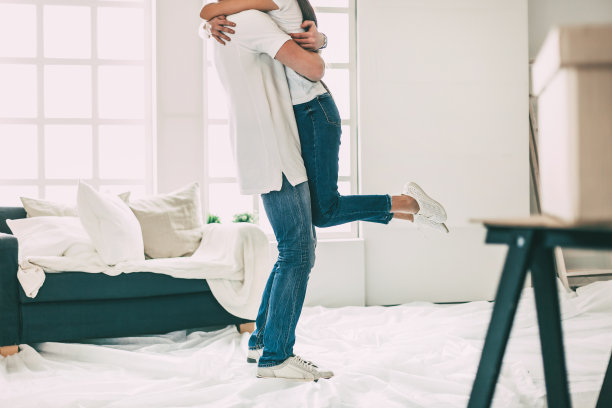 一对年轻夫妇在他们的新公寓里庆祝图片下载