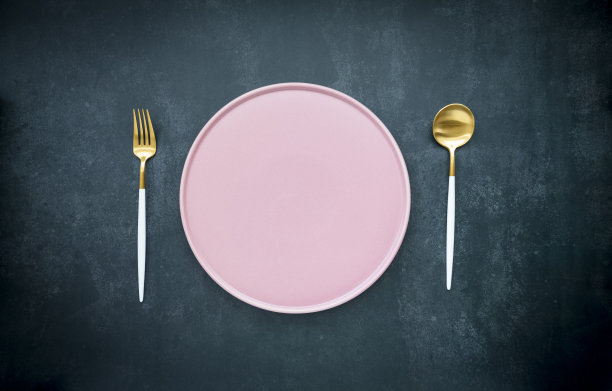 厨房用具，空白的粉红色盘子和勺子和叉子图片下载