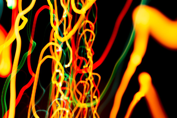 圣诞灯在模糊的焦点和运动长曝光照片。抽象的背景。涡流效应。新年，电力能源，LED，科幻，霓虹灯，魔术，商业或电力概念照片。图片下载