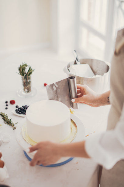 这是在糖霜蛋糕上创造干净边缘的理想方法图片下载