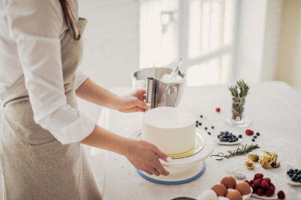 穿着围裙的妇女正在为孩子们准备蛋糕图片下载