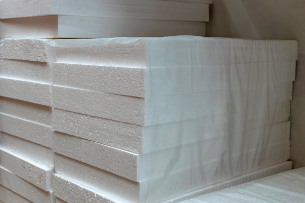 在一家商店的建筑材料仓库中，包装中的聚苯乙烯泡沫图片下载