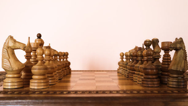 木制的棋盘与木制的棕色棋子图片下载