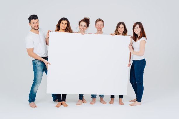 一群随意的赤脚朋友与空白标志图片下载